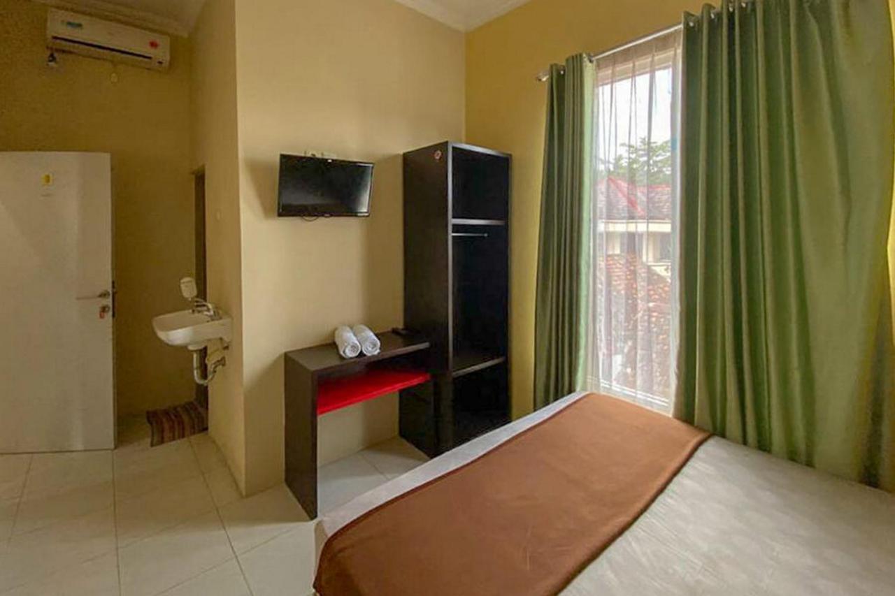 Rama Shinta Homestay Near Gembiral Loka Zoo Redpartner Yogyakarta Kültér fotó